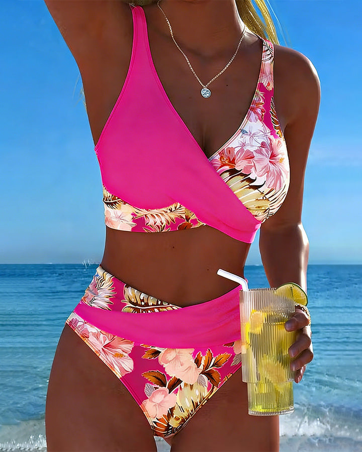 Bikini con contraste floral y abertura