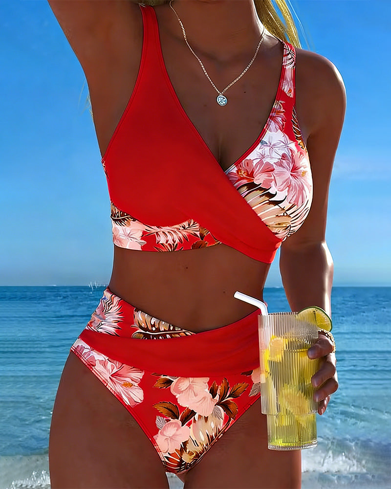 Bikini con contraste floral y abertura