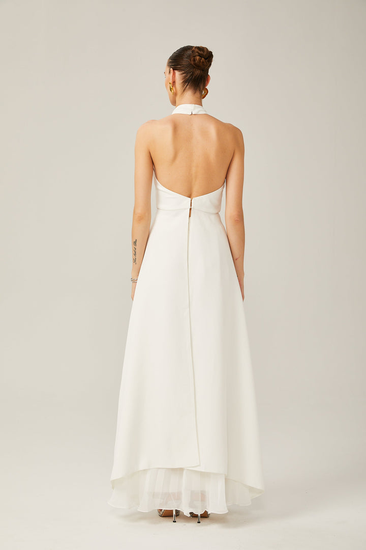 Vestido largo con cuello halter y capas de Martina Soler
