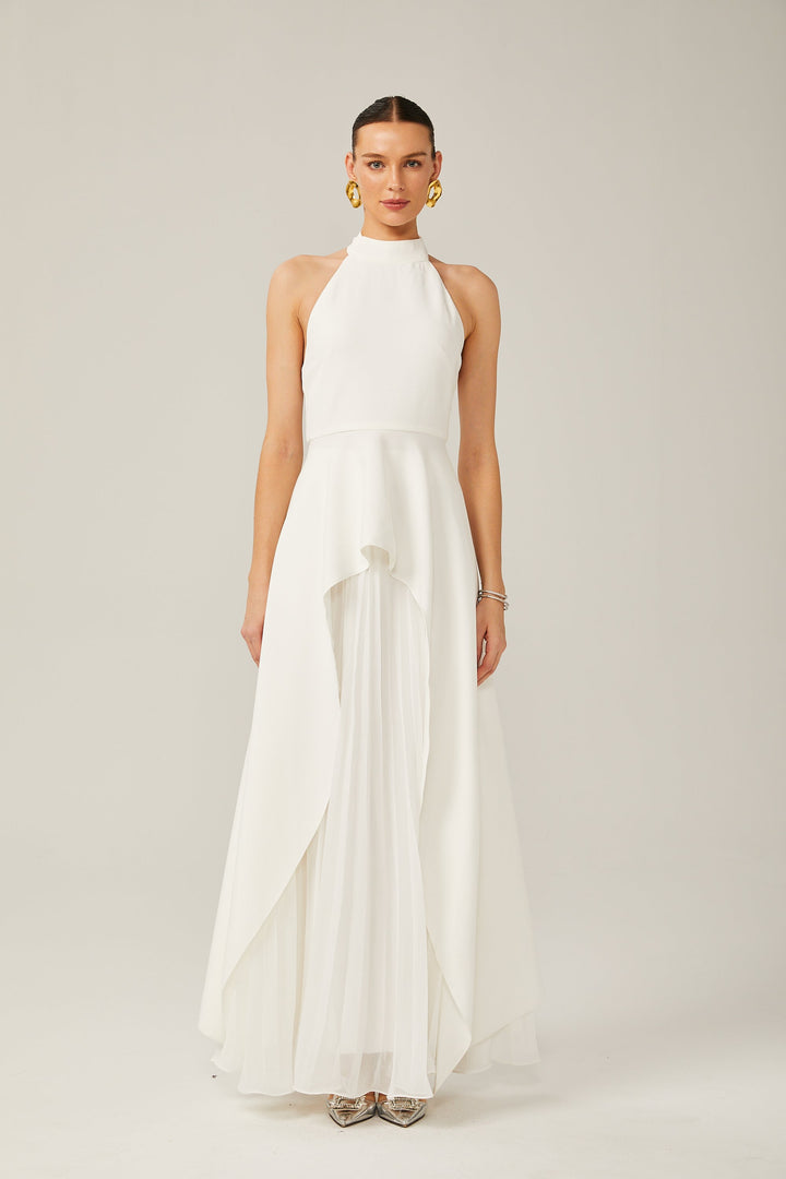 Vestido largo con cuello halter y capas de Martina Soler