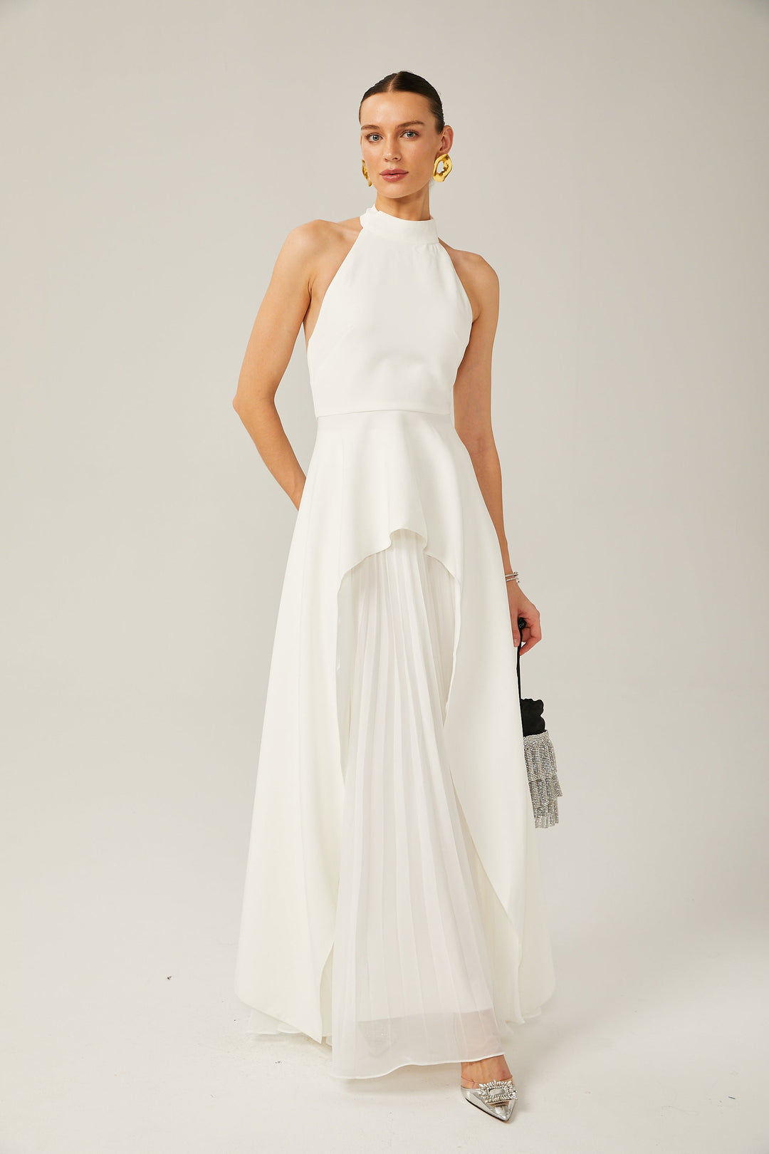 Vestido largo con cuello halter y capas de Martina Soler