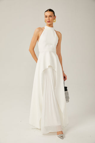 Vestido largo con cuello halter y capas de Martina Soler