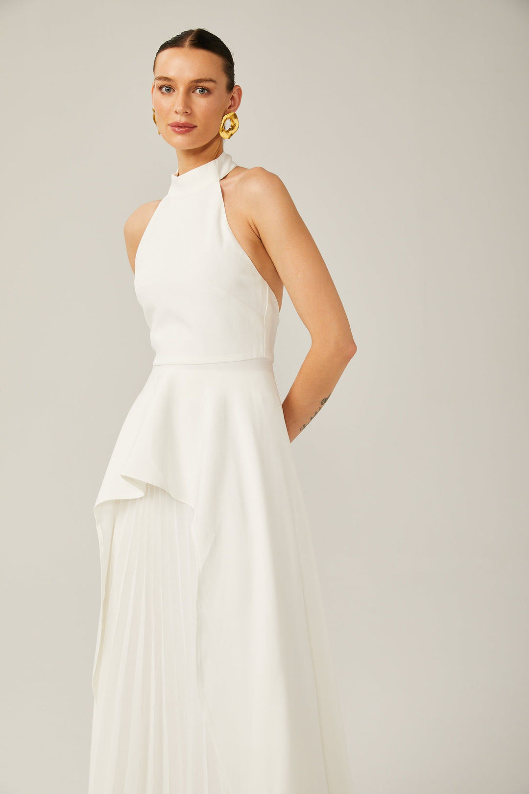 Vestido largo con cuello halter y capas de Martina Soler