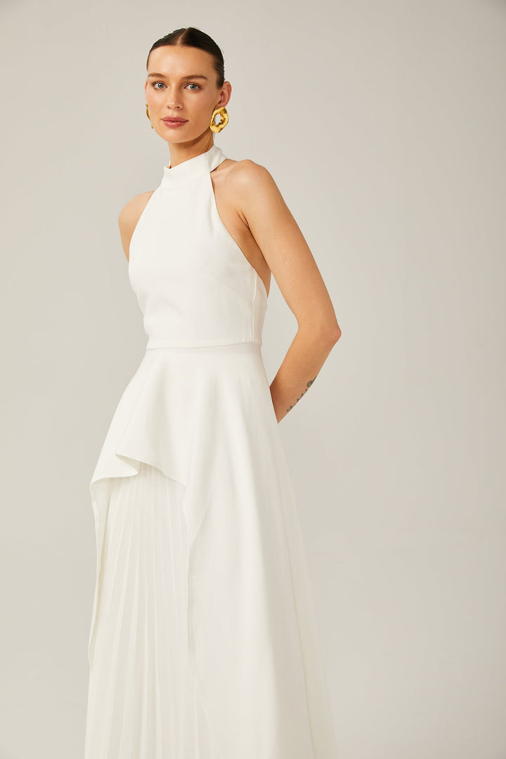 Vestido largo con cuello halter y capas de Martina Soler