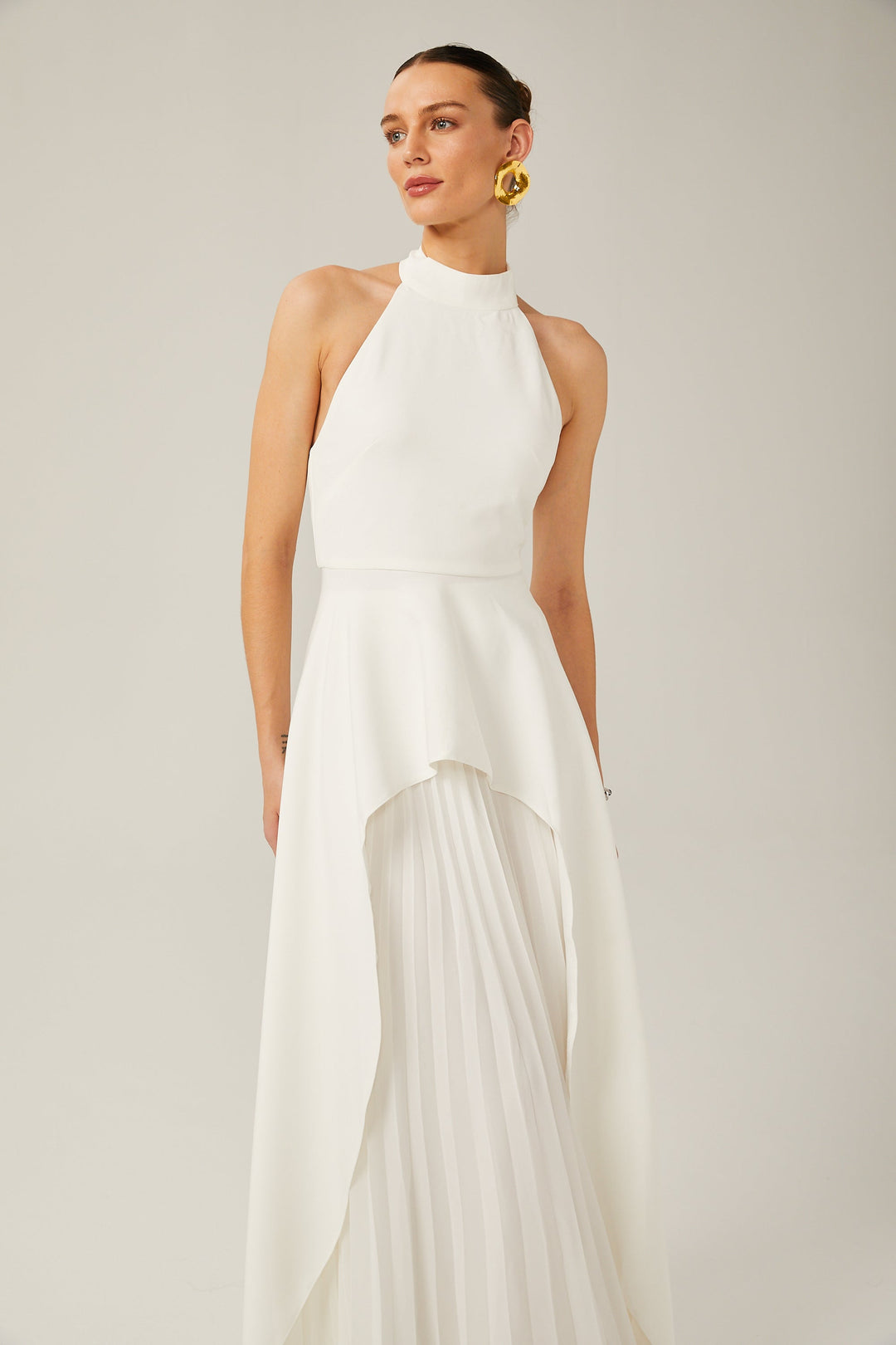 Vestido largo con cuello halter y capas de Martina Soler