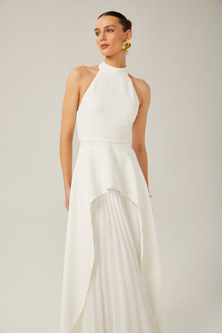 Vestido largo con cuello halter y capas de Martina Soler