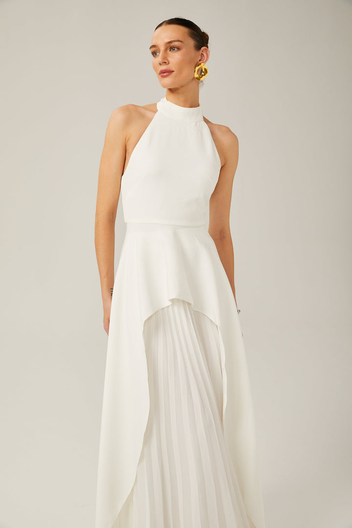 Vestido largo con cuello halter y capas de Martina Soler
