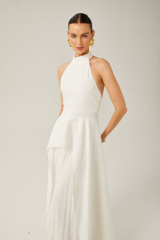 Vestido largo con cuello halter y capas de Martina Soler