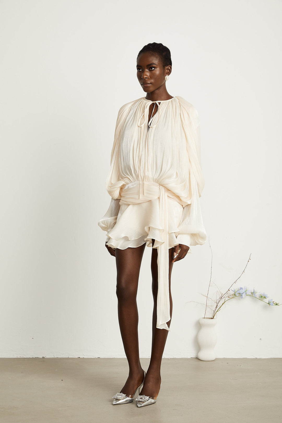 Mini vestido con volantes y pliegues neutro Eugénia
