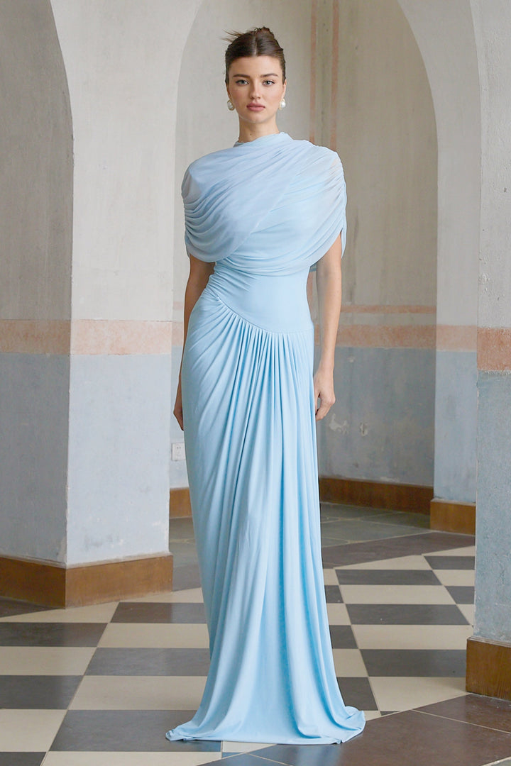 Vestido largo asimétrico plisado Catalina en azul celeste