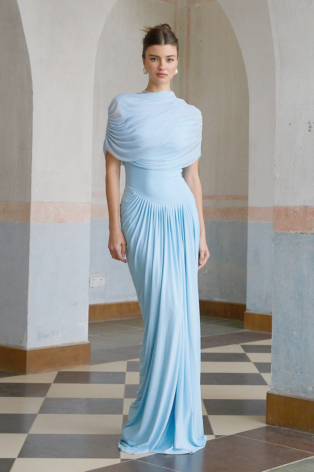 Vestido largo asimétrico plisado Catalina en azul celeste
