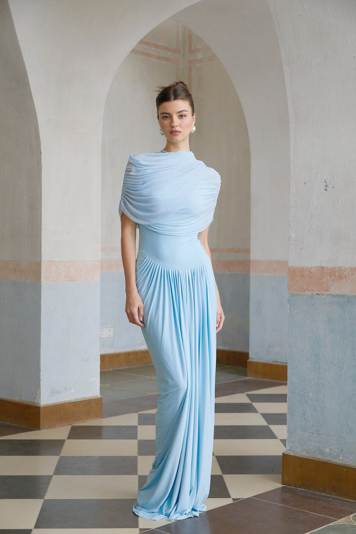 Vestido largo asimétrico plisado Catalina en azul celeste