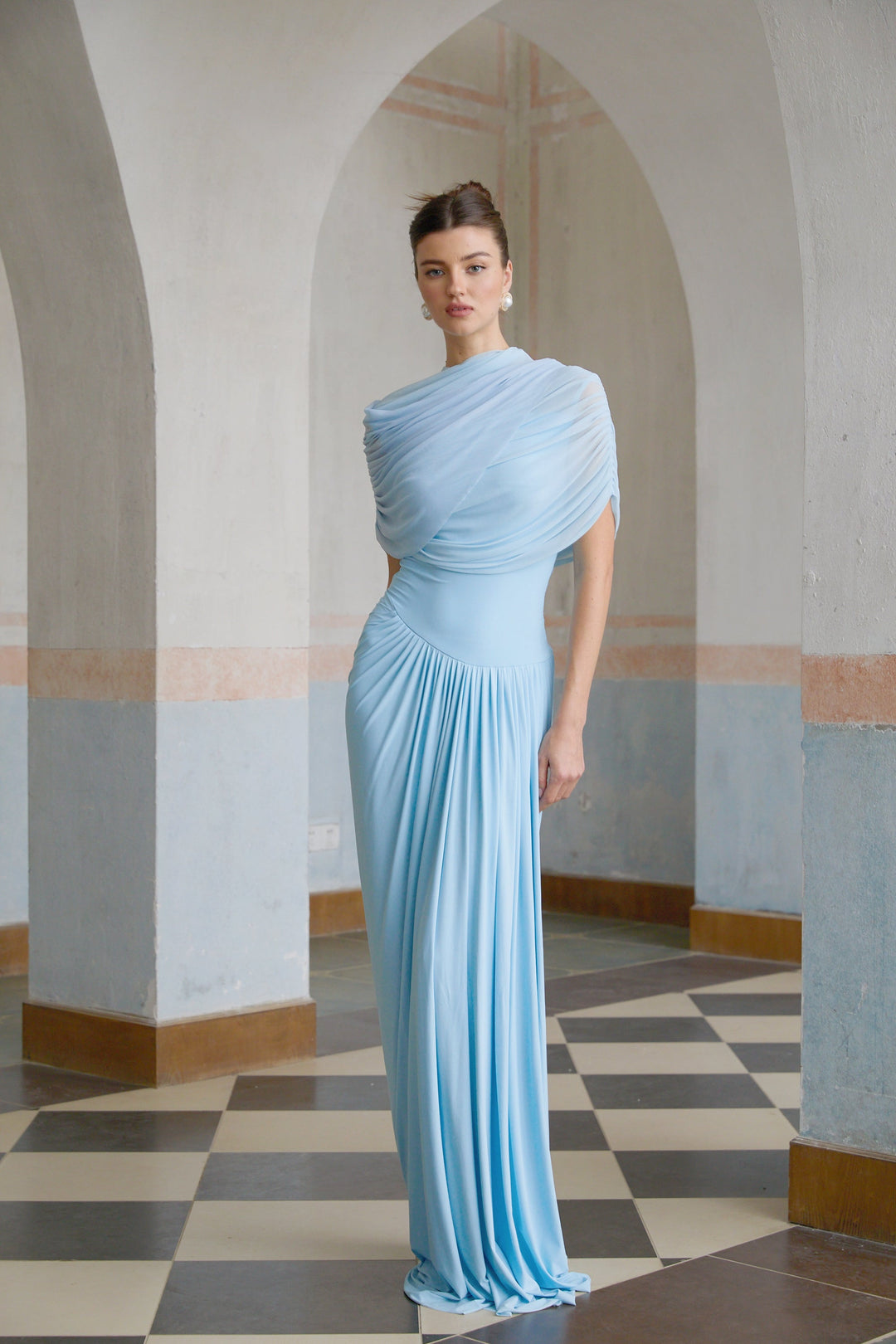 Vestido largo asimétrico plisado Catalina en azul celeste