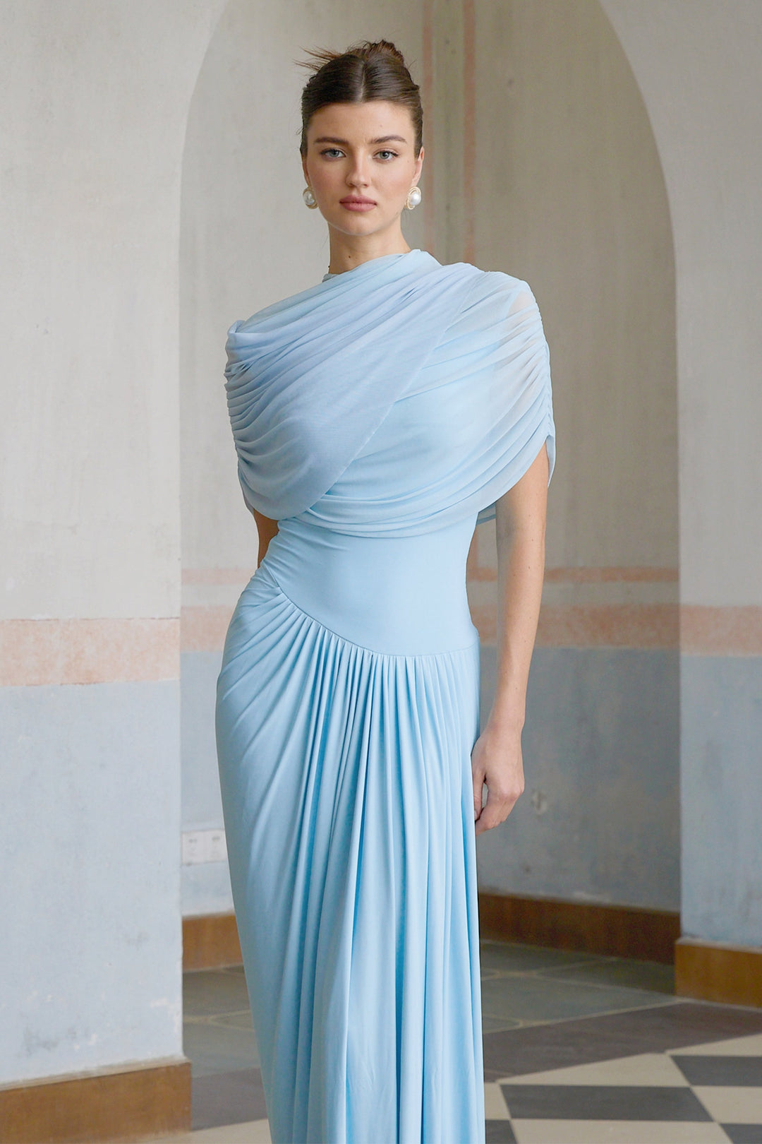 Vestido largo asimétrico plisado Catalina en azul celeste