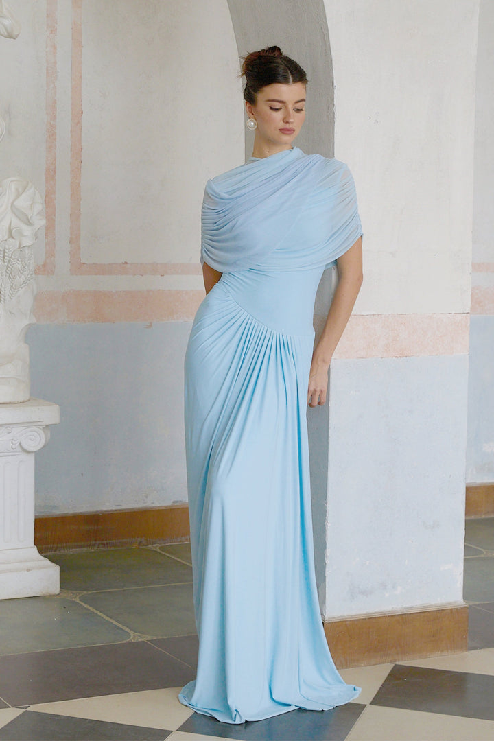 Vestido largo asimétrico plisado Catalina en azul celeste