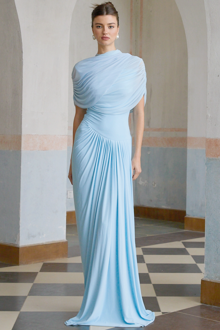 Vestido largo asimétrico plisado Catalina en azul celeste