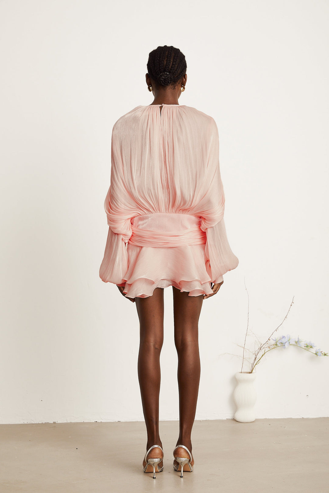 Mini vestido con volantes y pliegues en color rosa Eugénia