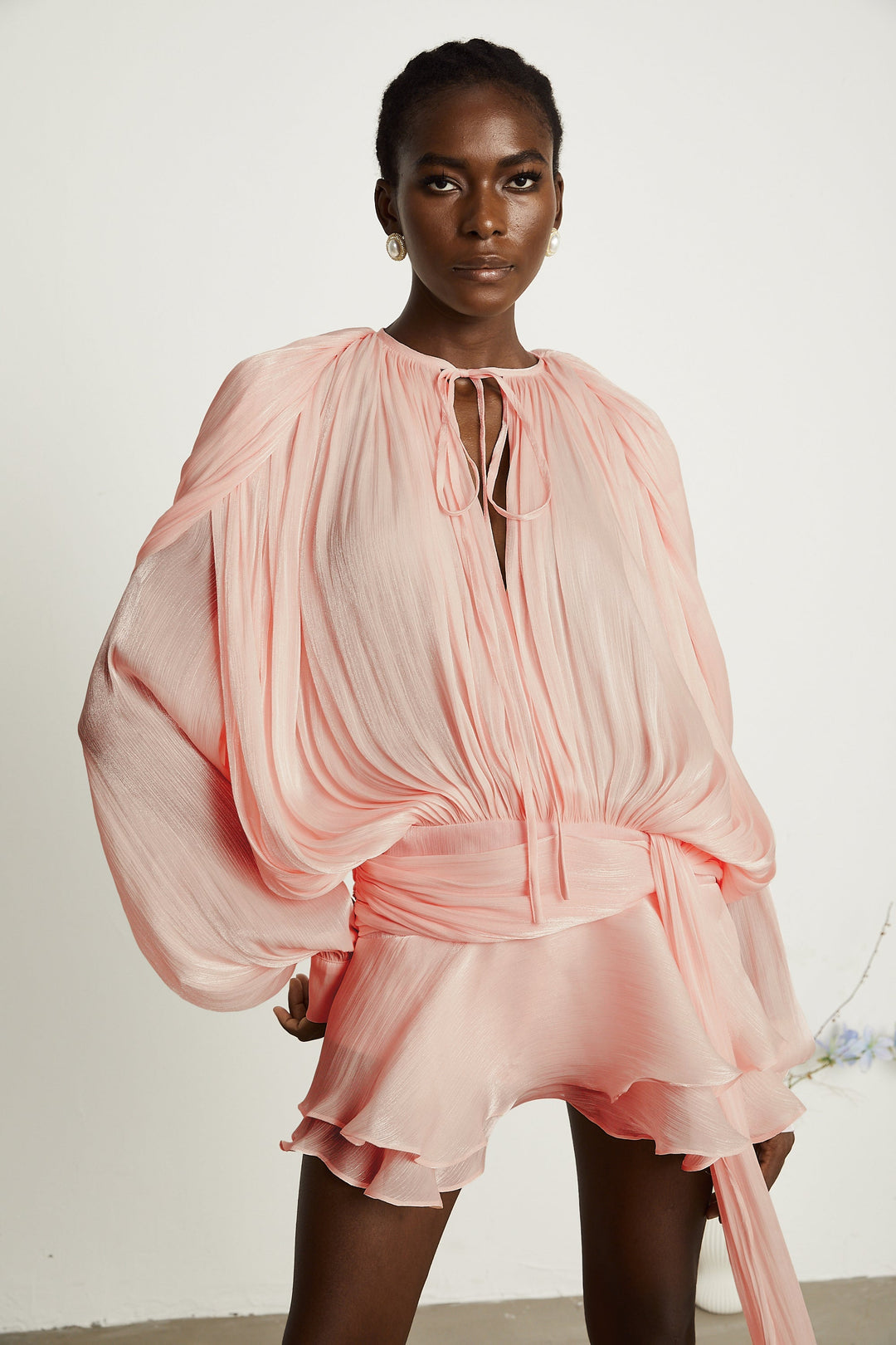 Mini vestido con volantes y pliegues en color rosa Eugénia