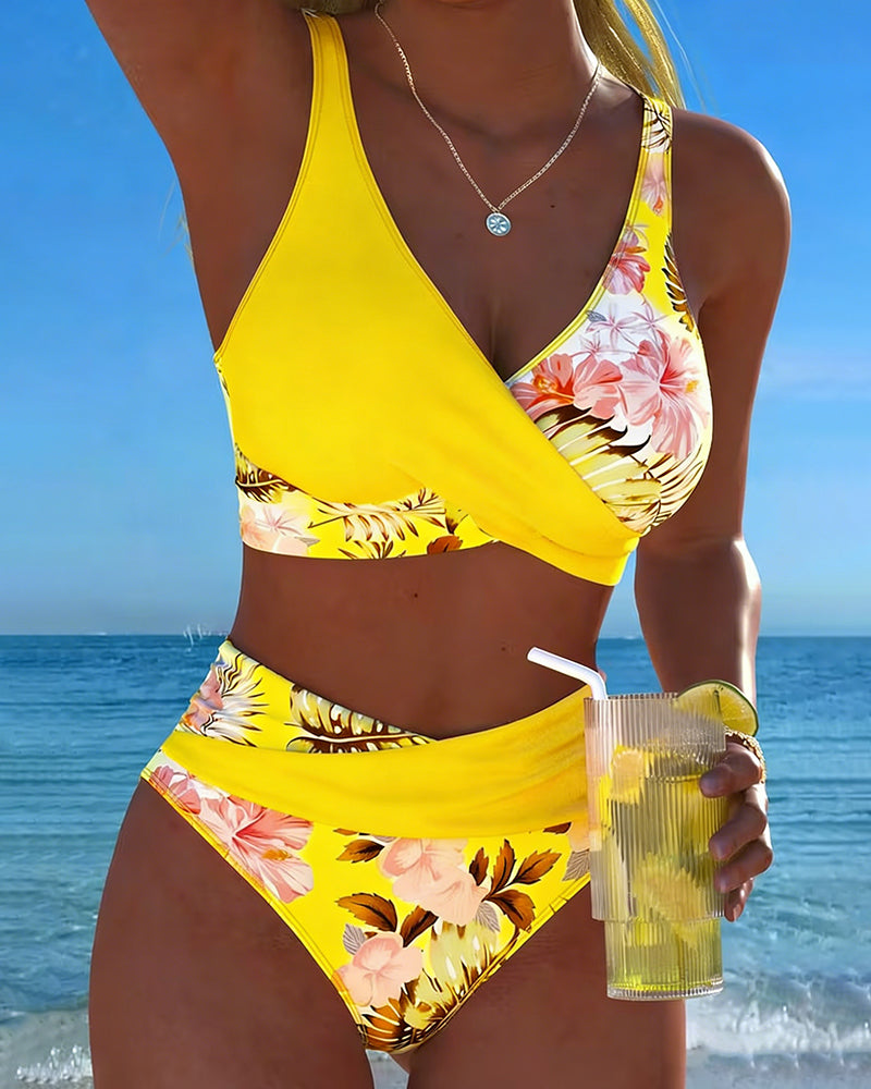 Bikini con contraste floral y abertura