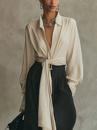 Conjunto de camisa beige con cordones y pantalones negros