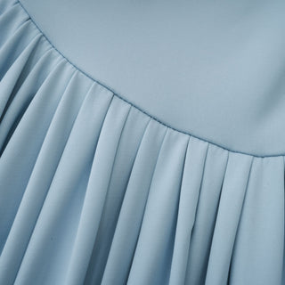 Vestido largo asimétrico plisado Catalina en azul celeste