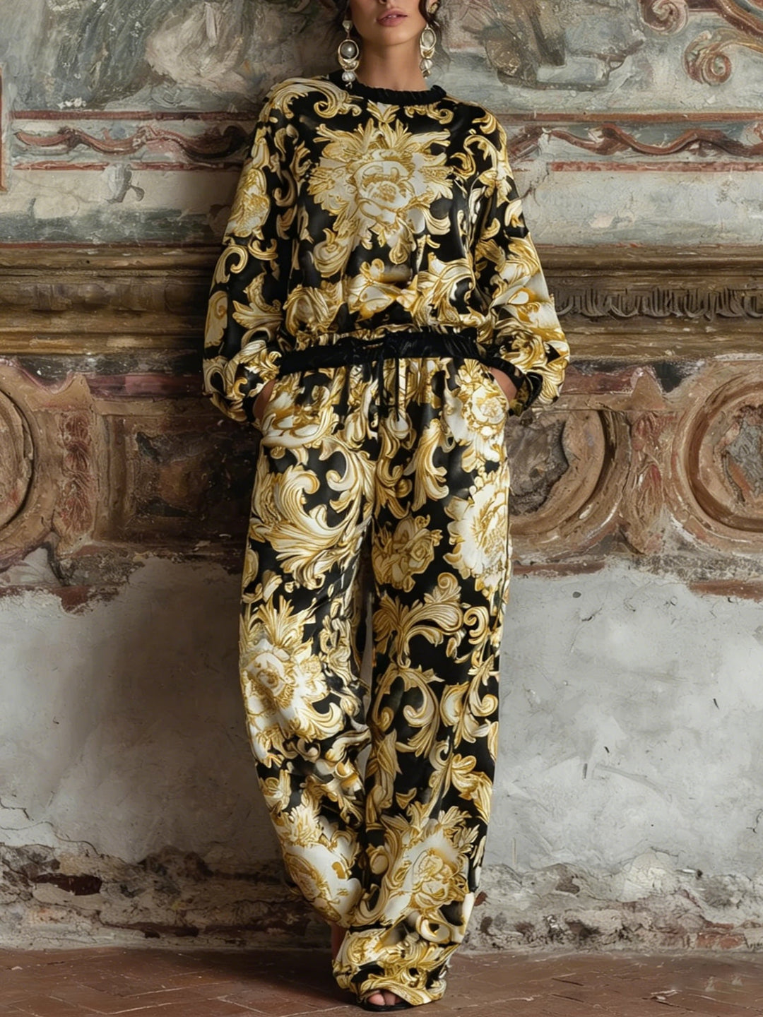 Conjunto de ropa de estar por casa con top de manga larga con estampado floral barroco y pantalones anchos.