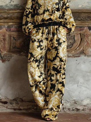 Conjunto de ropa de estar por casa con top de manga larga con estampado floral barroco y pantalones anchos.