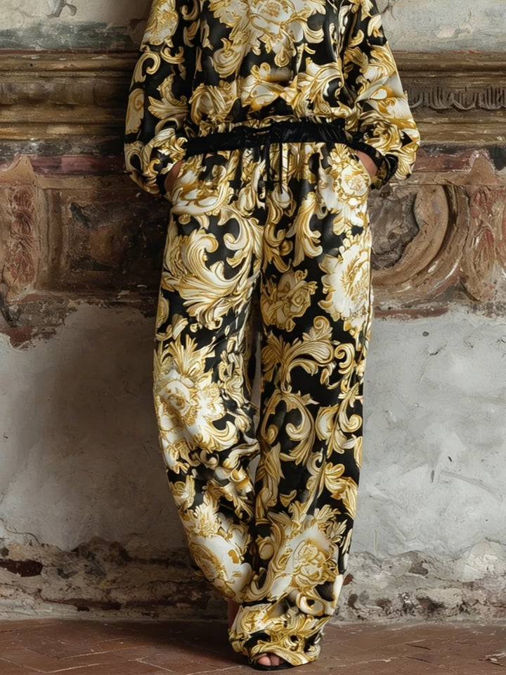 Conjunto de ropa de estar por casa con top de manga larga con estampado floral barroco y pantalones anchos.