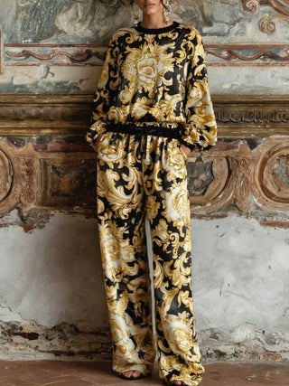 Conjunto de ropa de estar por casa con top de manga larga con estampado floral barroco y pantalones anchos.