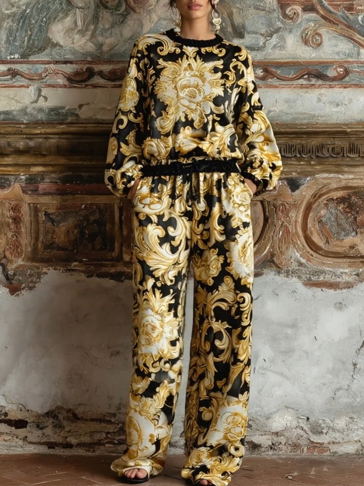 Conjunto de ropa de estar por casa con top de manga larga con estampado floral barroco y pantalones anchos.