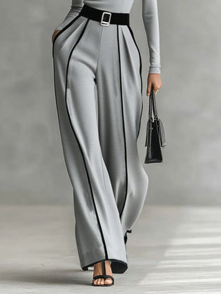 Conjunto de top blanco de cuello alto y manga larga con pantalones anchos y cinturón