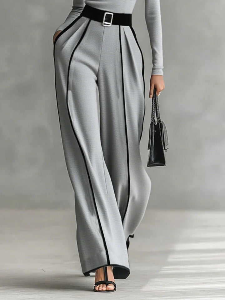 Conjunto de top blanco de cuello alto y manga larga con pantalones anchos y cinturón