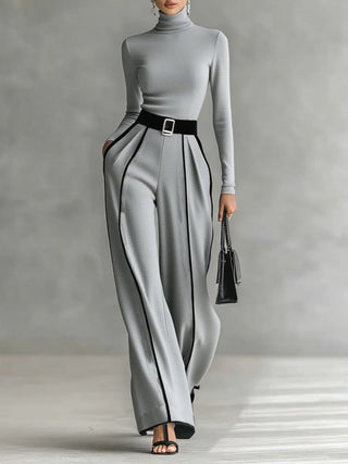 Conjunto de top blanco de cuello alto y manga larga con pantalones anchos y cinturón