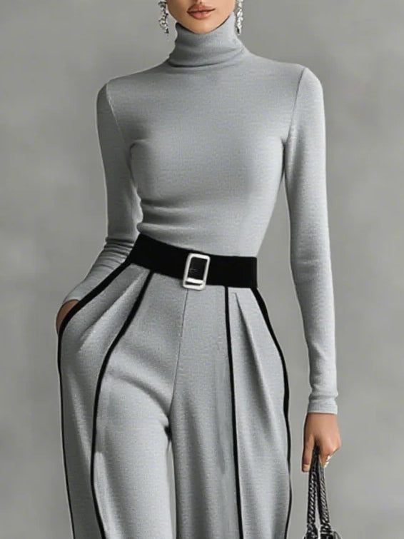 Conjunto de top blanco de cuello alto y manga larga con pantalones anchos y cinturón