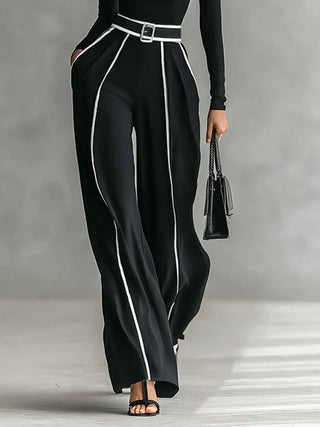 Conjunto de top blanco de cuello alto y manga larga con pantalones anchos y cinturón