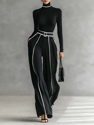 Conjunto de top blanco de cuello alto y manga larga con pantalones anchos y cinturón