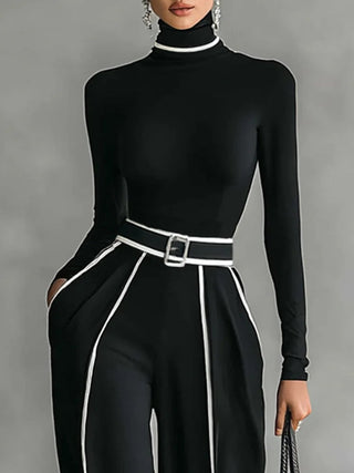 Conjunto de top blanco de cuello alto y manga larga con pantalones anchos y cinturón