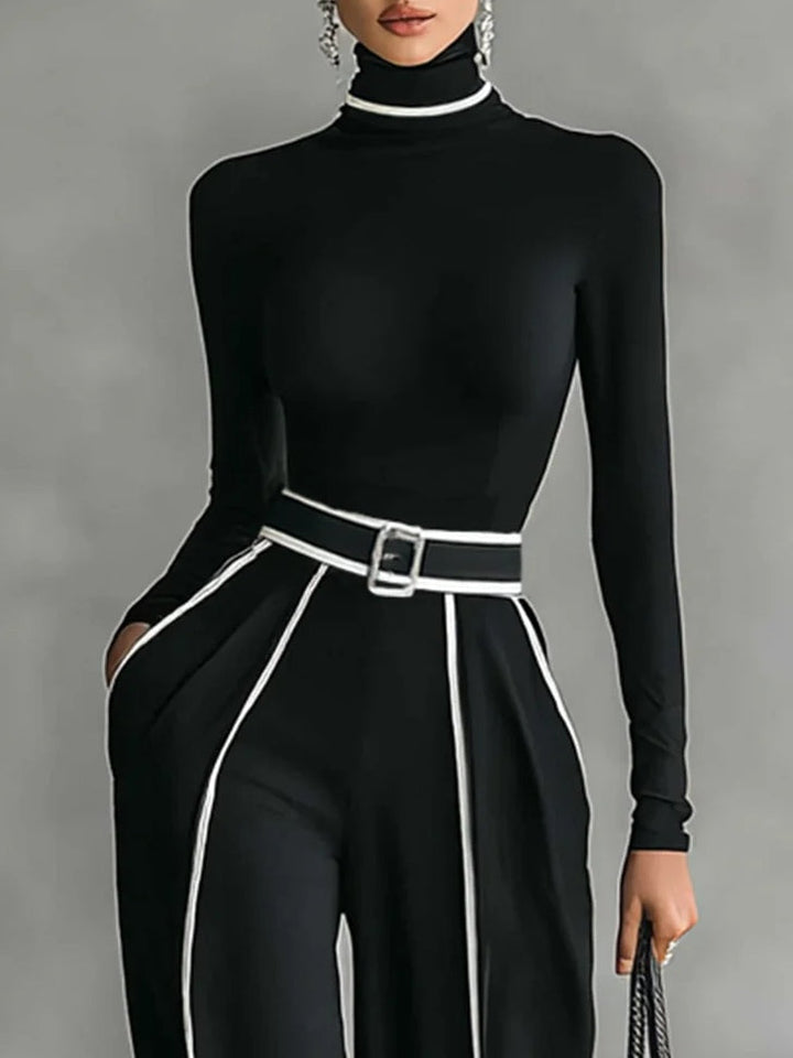 Conjunto de top blanco de cuello alto y manga larga con pantalones anchos y cinturón